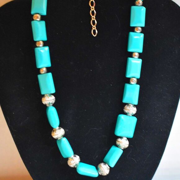 Southwestern FauxTurquoise Chunky Silver Tone Beaded Chunky Gently Worn Necklace - Picture 2 of 5